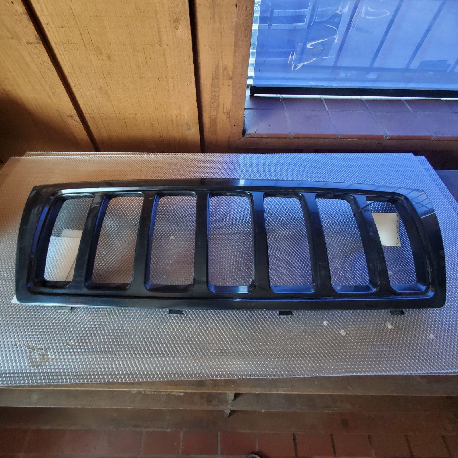 2004 Jeep Grand Cherokee Front Grille – Black – Laredo/Sport – CH1200301