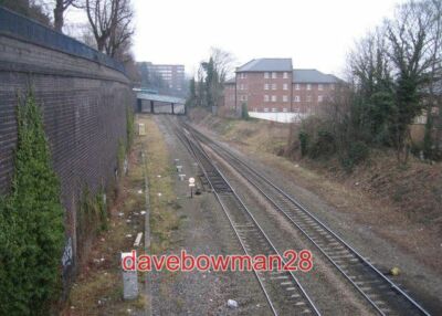 FOTO NÄHERT SICH DEM BAHNHOF WYCOMBE DIE BRÜCKE IN DER MITTLEREN ENTFERNUNG TRÄGT DIE