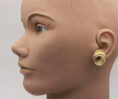 Vtg 60s Gestempelt Trifari Krone Goldfarben Texturiert Crescent Form Ohrstecker