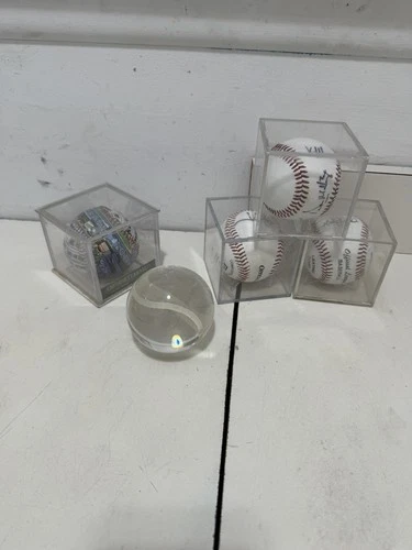 Derek Jeter Signed baseball. 3 in total with signatures 5 balls in total auttion