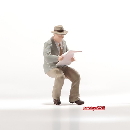1/43 Old Man Hat reading newspaper Scene Miniatures Figure For Cars Vehicle Toy - Picture 5 of 13