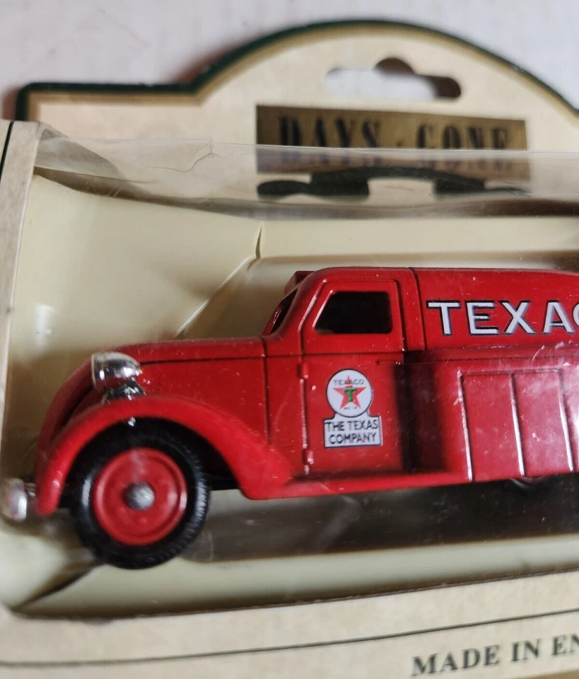 Lledo 1939 Dodge Streamliner Delivery Truck Texaco set of 2 - Image 2 of 4