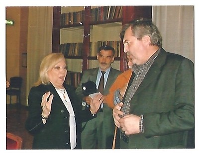 Mirella Freni admires the Autographs of Enrico Caruso exhibited at the Teatro Pavarotti.