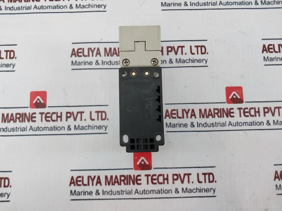 Omron E2Q2-N20F1-H Plug-In Proximity Sensor 10-60VDC 200 mA 18146113452262 - Image 2 of 4