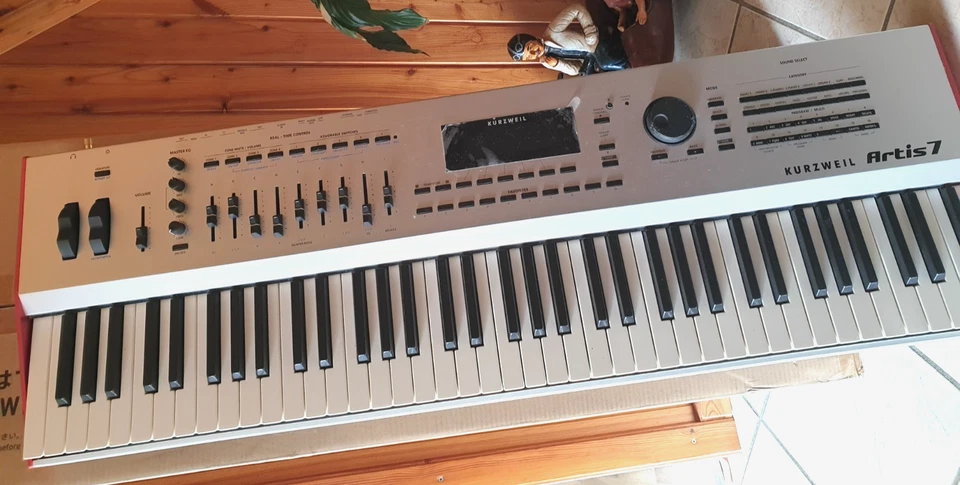 WIE NEU - Kurzweil ARTIS 7 Synthesizer 76 Tasten - Display noch mit Schutzfolie! - Bild 2 von 4