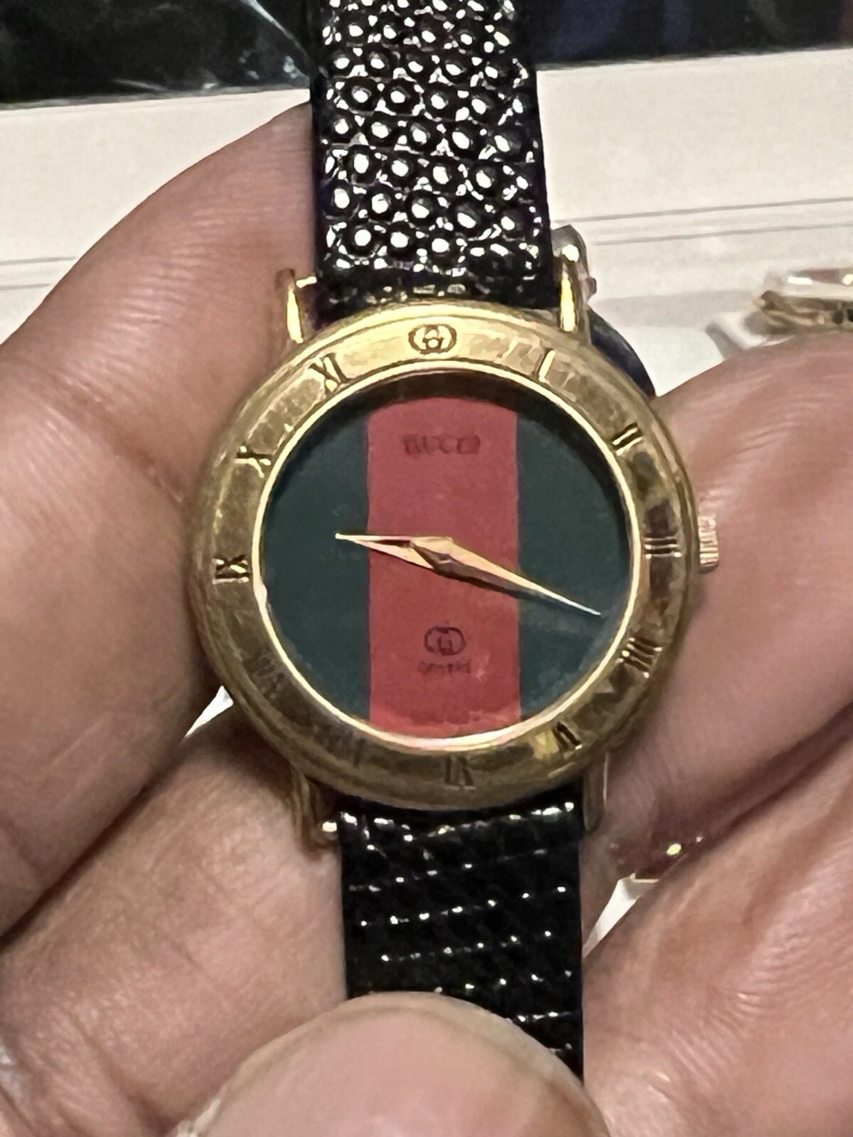 Gucci 3000L Élégante Petite Montre Femme avec Cadran Ligne Sherry Rouge & Vert