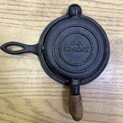 Vtg E.C.Simmons Keen Kutter Cast Iron Mini waffle Iron With Base Toy Salesman