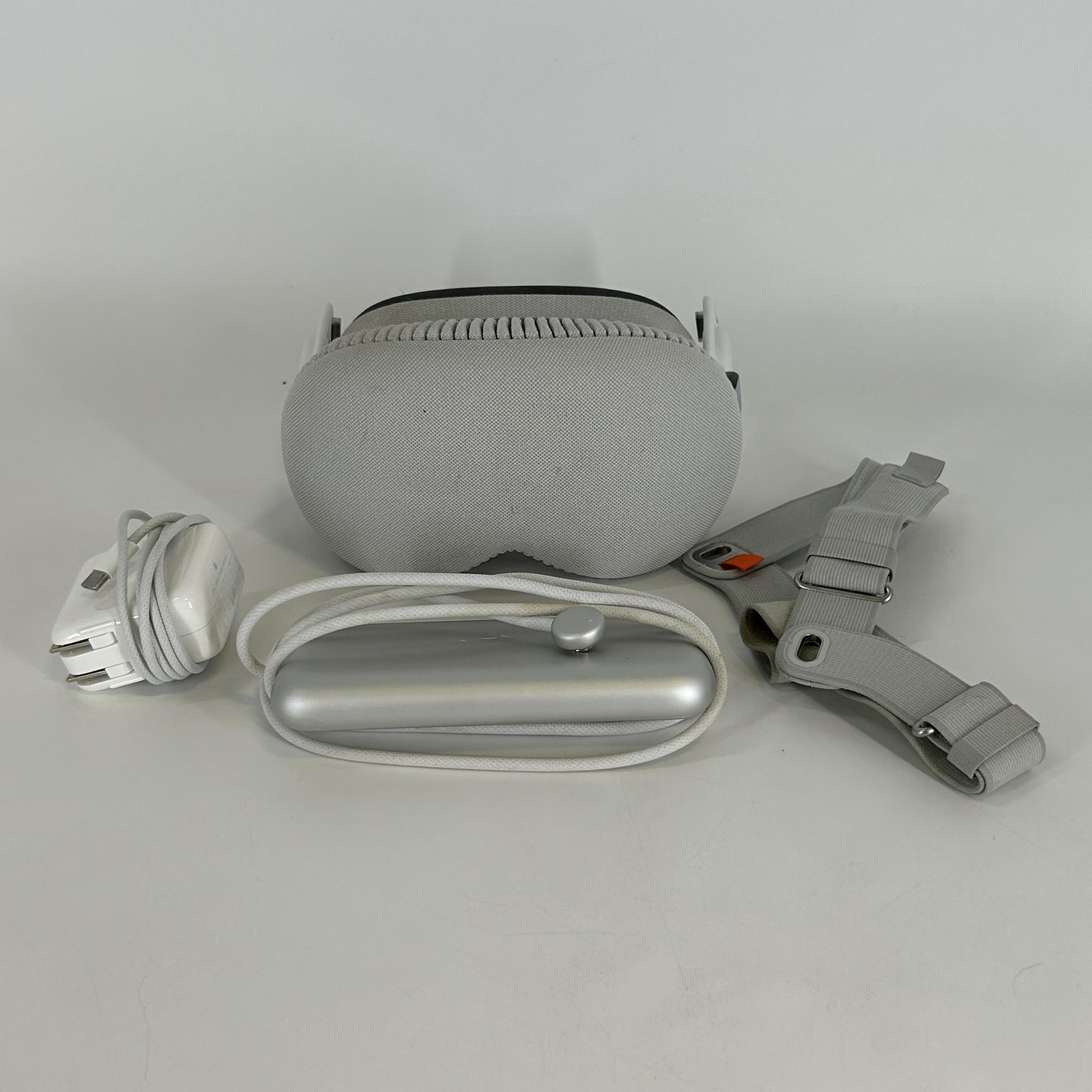 Apple Vision Pro VR Headset 256GB w/ Light Seal-25W/Dual Loop Band-M- Very Good