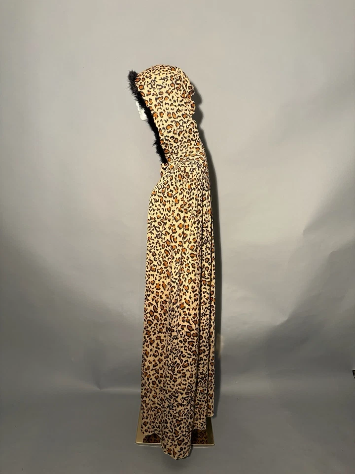 Disfraz de capa con capucha estampado de leopardo estilo vintage con ribete de piel sintética Foto 3 de 4