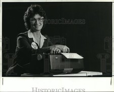 1984 Press Photo Betty Baird with IBM Typewriter - noa24974 thumbnail
