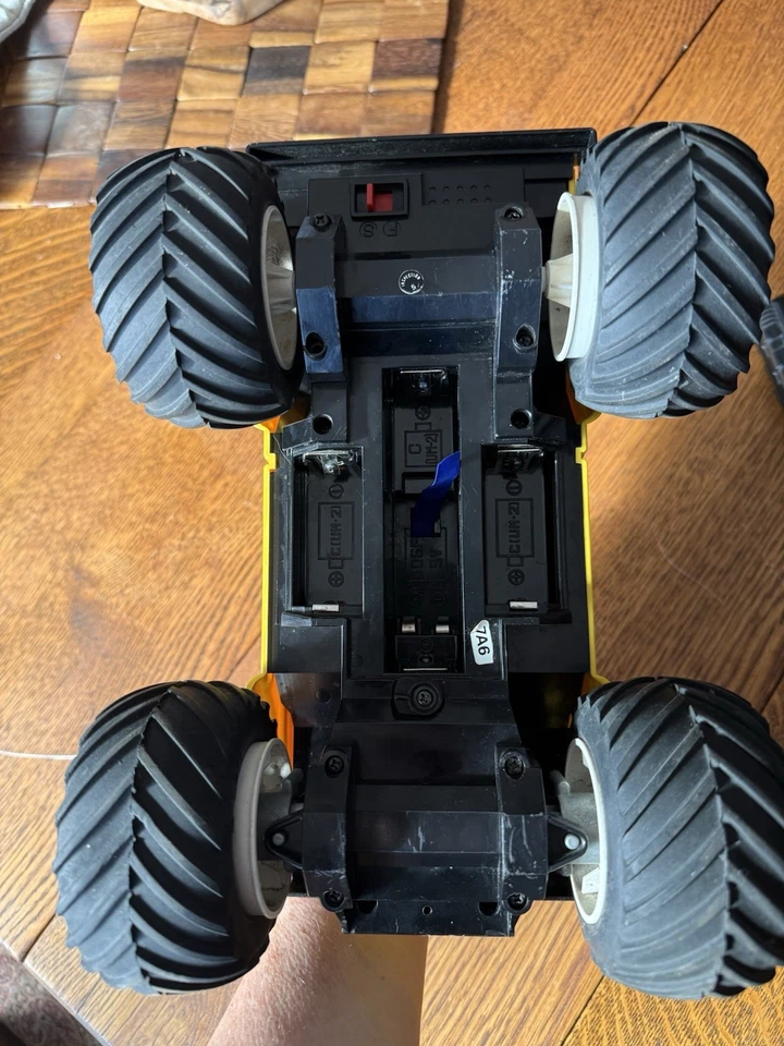 Vintage 80's Radio Shack 4x4 Off-Roader RC Monster Truck w/remote sold as-is - Image 3 of 4