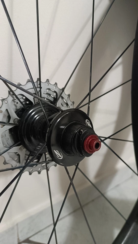 Juego de ruedas de freno de llanta tubular ZIPP 404 Firecrest Foto 2 de 4