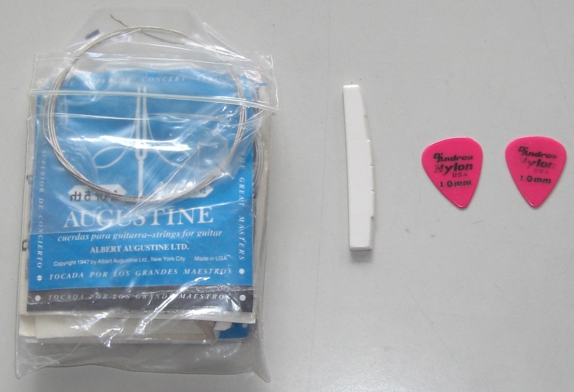 Ricambi per chitarra acustica: corde e accessori