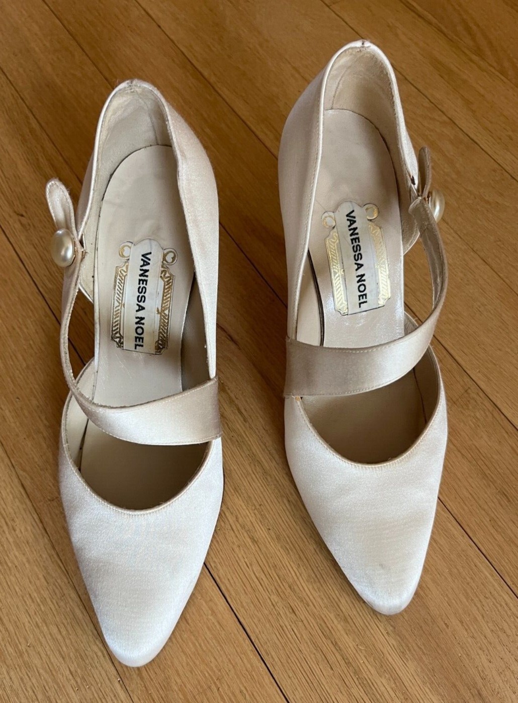 Vintage VANESSA NOEL Ivory Silk Bridal Shoe Strap Pea… Gem