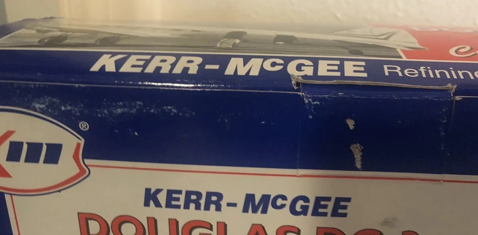 Avión fundido a presión Ertl B538 Kerr-McGee Douglas DC-3 Company escala 1/72 caja original Foto 4 de 4