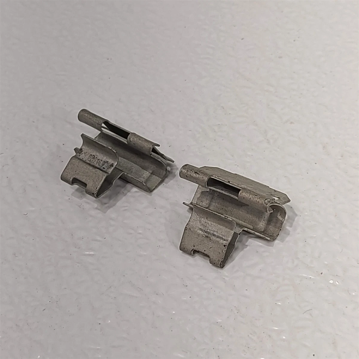 10 15 Camaro SS Interior Door Panel Clips 11611577 2 PIECES AA6923