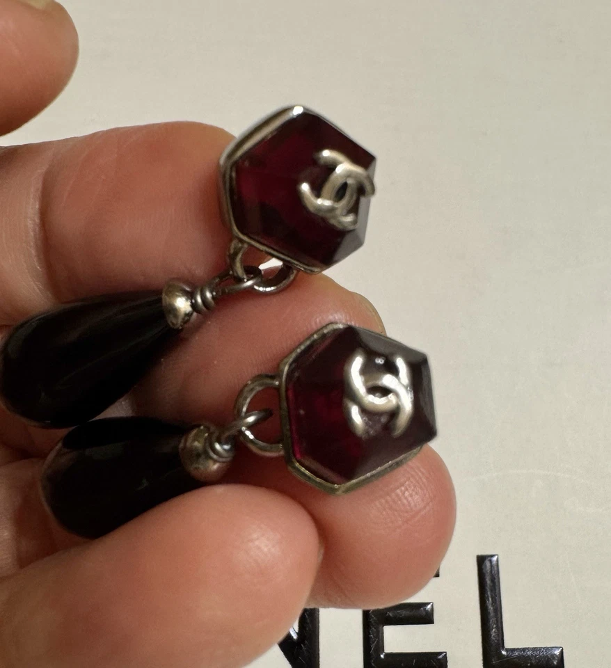 Подлинные винтажные темно-красные черные посеребренные висячие серьги Chanel Gripoix - Изображение 4 из 4