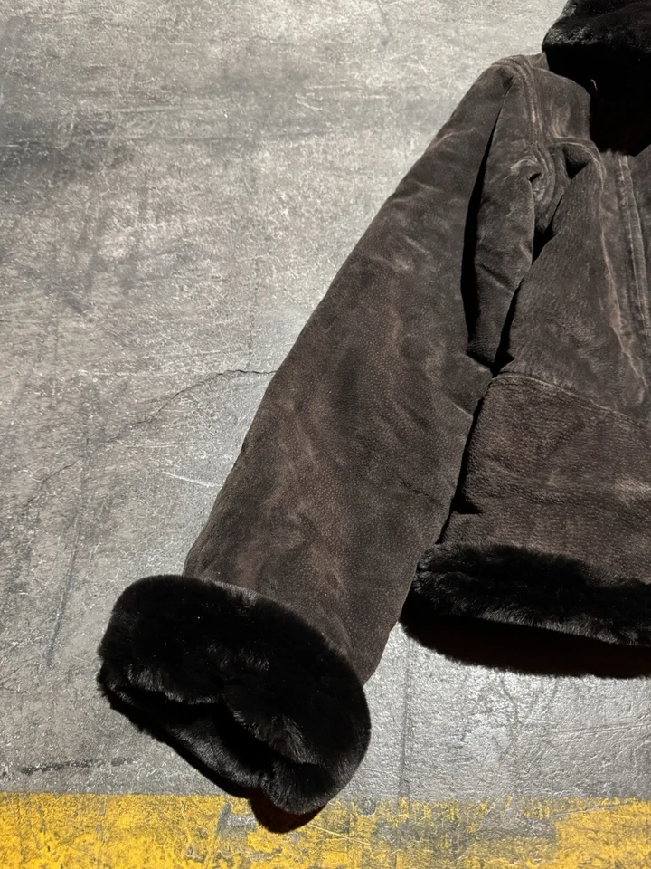 Chaqueta de bombardero vintage XOXO de gamuza forrada de piel con hebilla y cuello  Foto 3 de 4