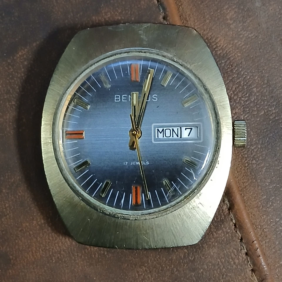 Reloj mecánico manual Benrus UT 31 días fecha años 70 vintage 35 mm para hombre Foto 3 de 4