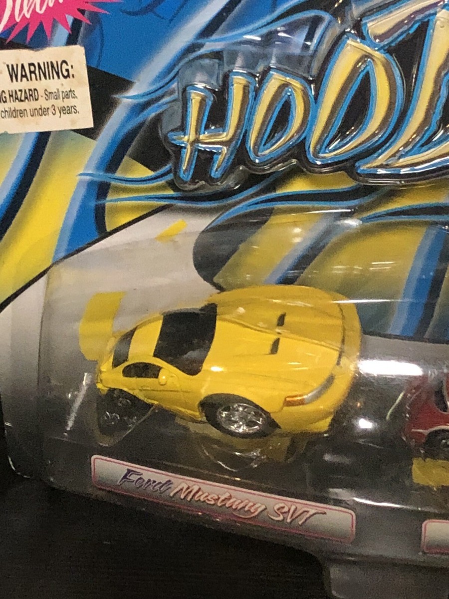 maisto 1/64 Hoodz Two Pack Ford Mustang SVT And Chrysler