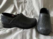 Sanita Women's Professional Clogs Black Embossed 38 6.5-7 EXC NRNU Crackle