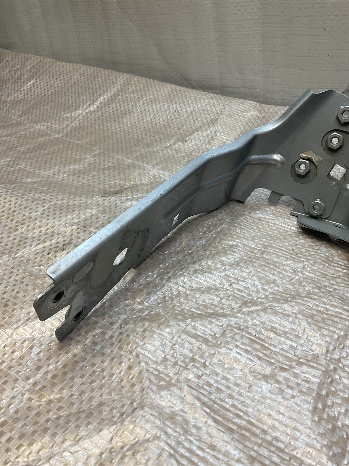 14-23 MASERATI QUATTROPORTE DRIVER LEFT FRONT FENDER BRACKET SUPPORT MOUNT OEM