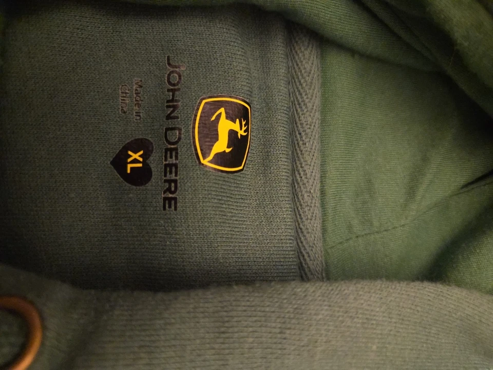 Sudadera John Deere con letras brillantes Foto 3 de 4