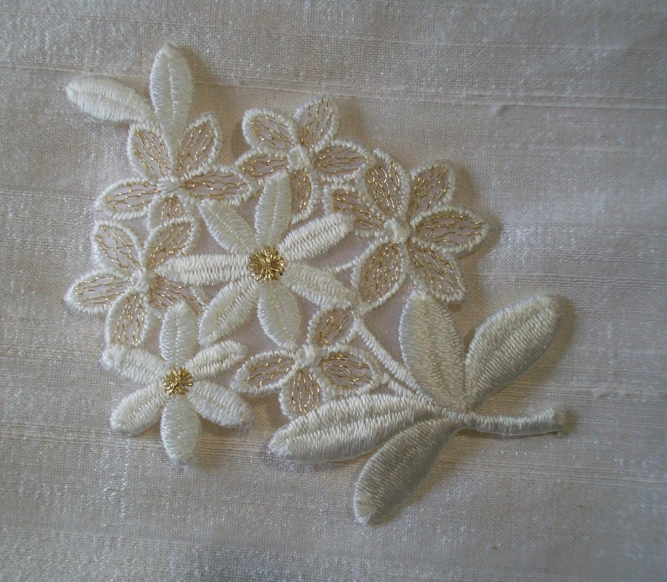 Apliques con motivos florales para coser o planchar de oro blanco y pálido - Juego de 3 piezas Foto 3 de 3
