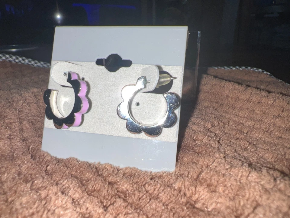 Kate Spade Lilac Scalloped Hoop Stud Signed Earrings, Very Good Condition. - Image 2 of 4