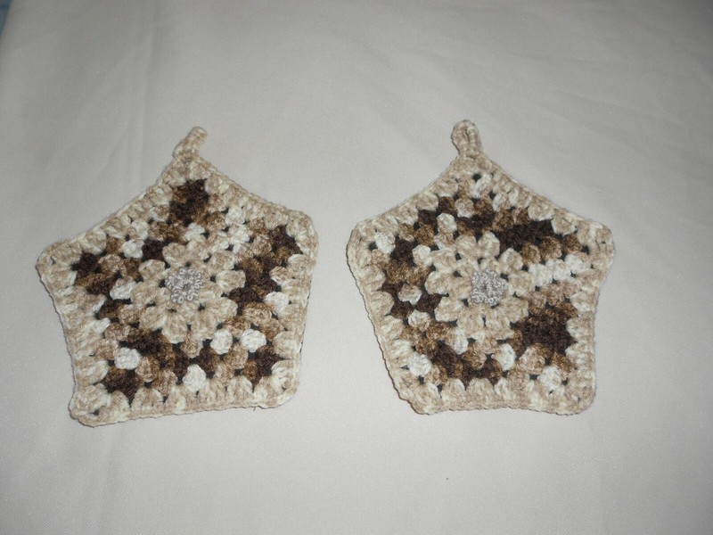 Potholders-Vintage Collectible Pot Holders Lot of 2 yarn Hand Made