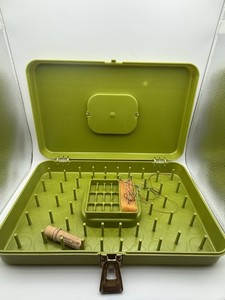 WILSON GREEN WIL-HOLD SEWING SPOOL BOX CASE THREAD BOBBIN ORGANIZER