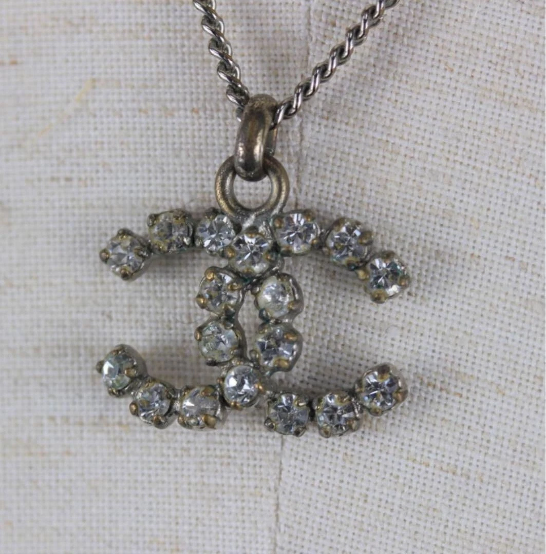 Collana con ciondolo CHANEL pietra trasparente marchio COCO argento donna