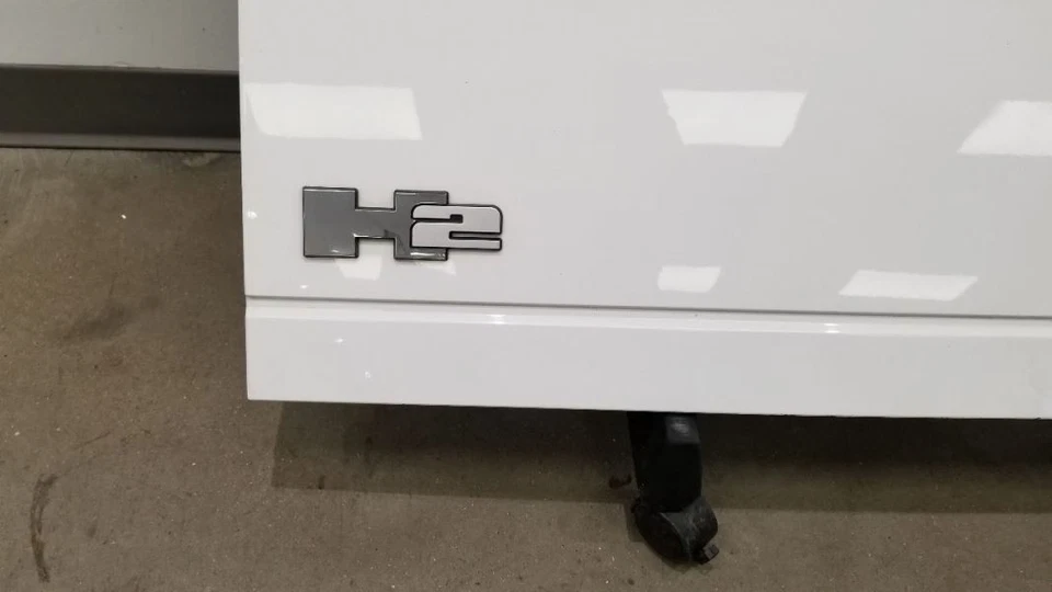 06 HUMMER H2 SUT COMPLETE REAR TAILGATE ASSEMBLY WHITE - Image 4 of 4