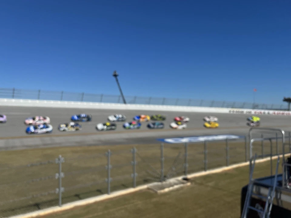 Casa rodante Talladega Trackside Camping Spot y boletos de admisión general - otoño de 2025 Foto 2 de 4