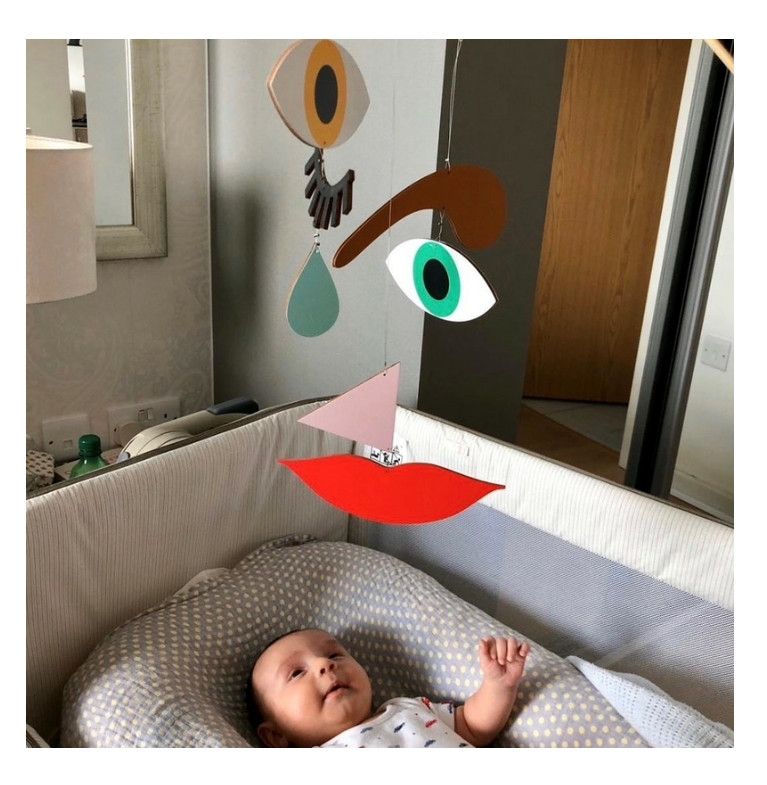 Mobile bois contemporain coloré et graphique : idée cadeau de naissance bébé