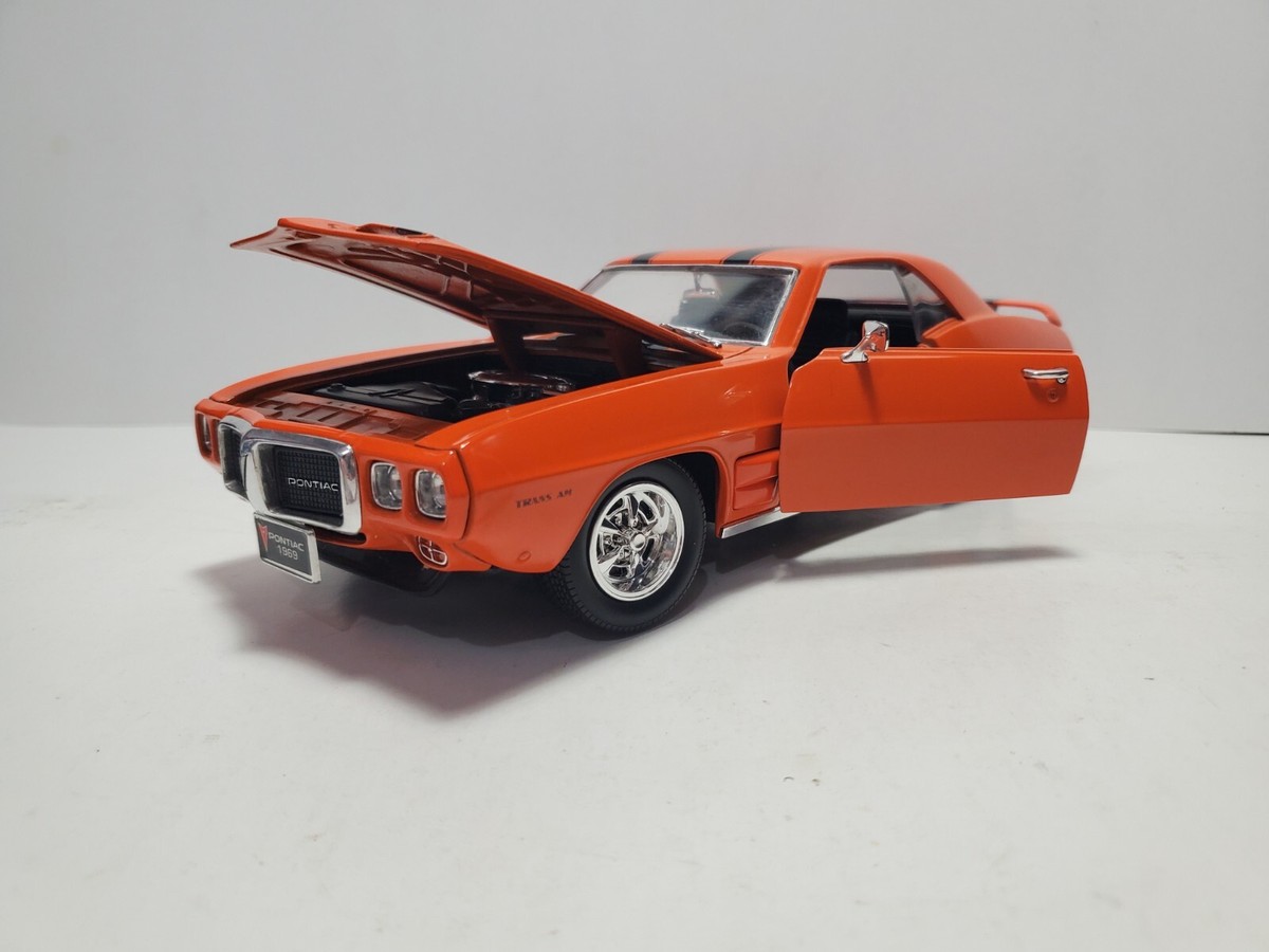 1969 Pontiac Firebird Trans Am Road Signature 1:18 Scale Diecast