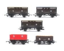 HORNBY 'OO' GAUGE RAKE OF 5 ASSORTED SR CATTLE/ PLANK WAGONS