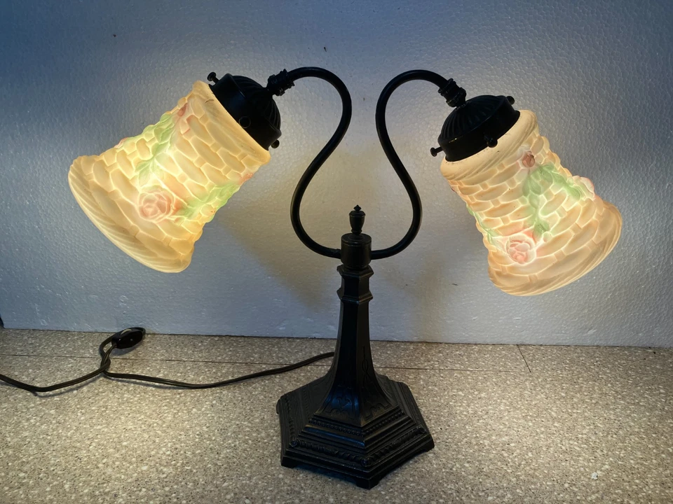 Antigua lámpara de escritorio ajustable doble de bronce con pantallas de vidrio pintadas a mano 1910 Foto 2 de 4