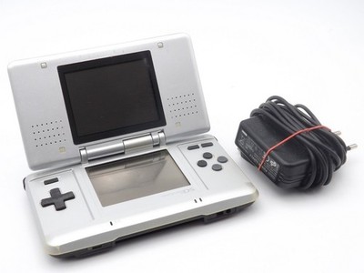 Original Nintendo DS Handheld Konsole Silber m. Ladekabel - GUT