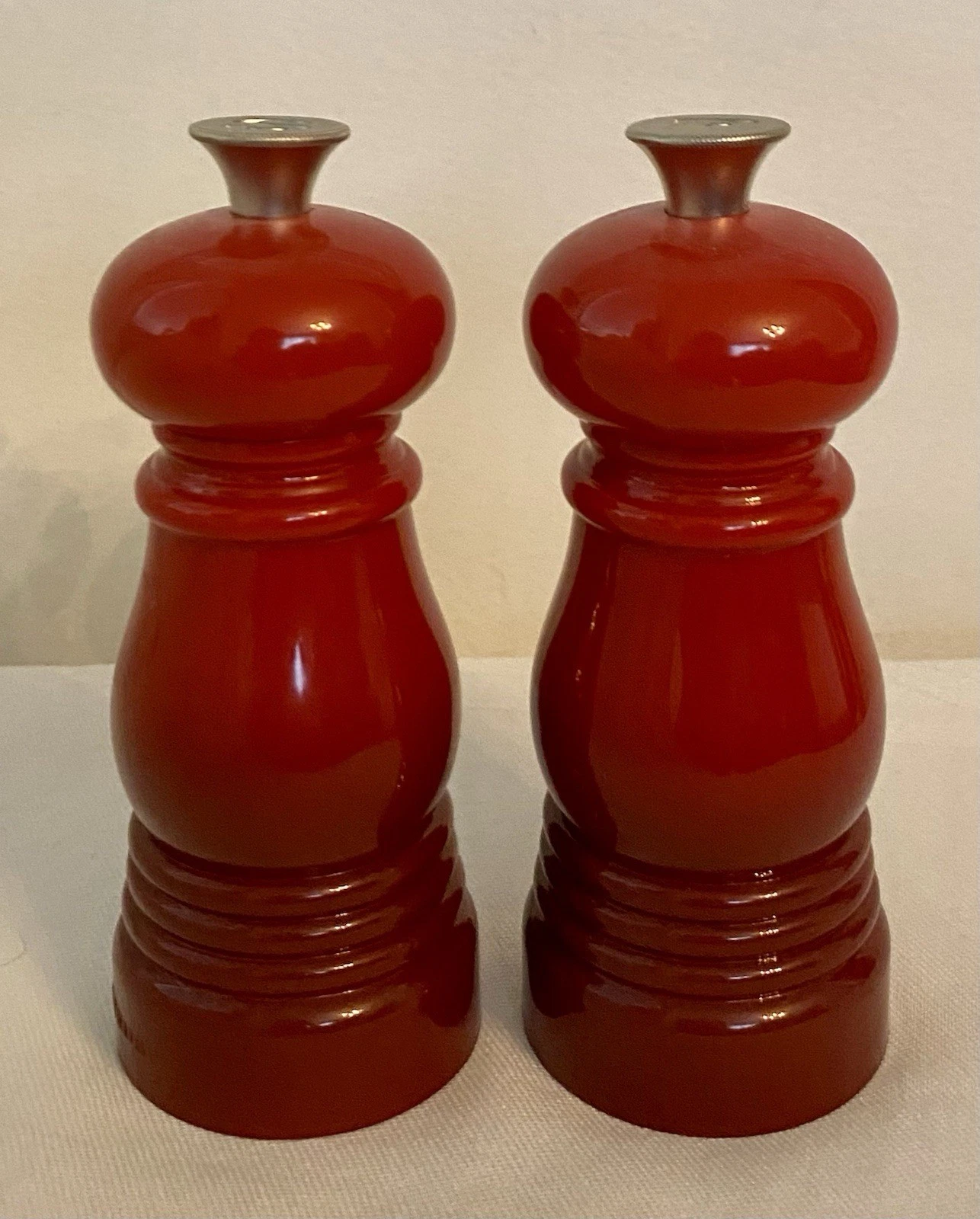 Le Creuset Salt and Pepper Mill Set Cerise Red 2 Piece Shaker Set 5”