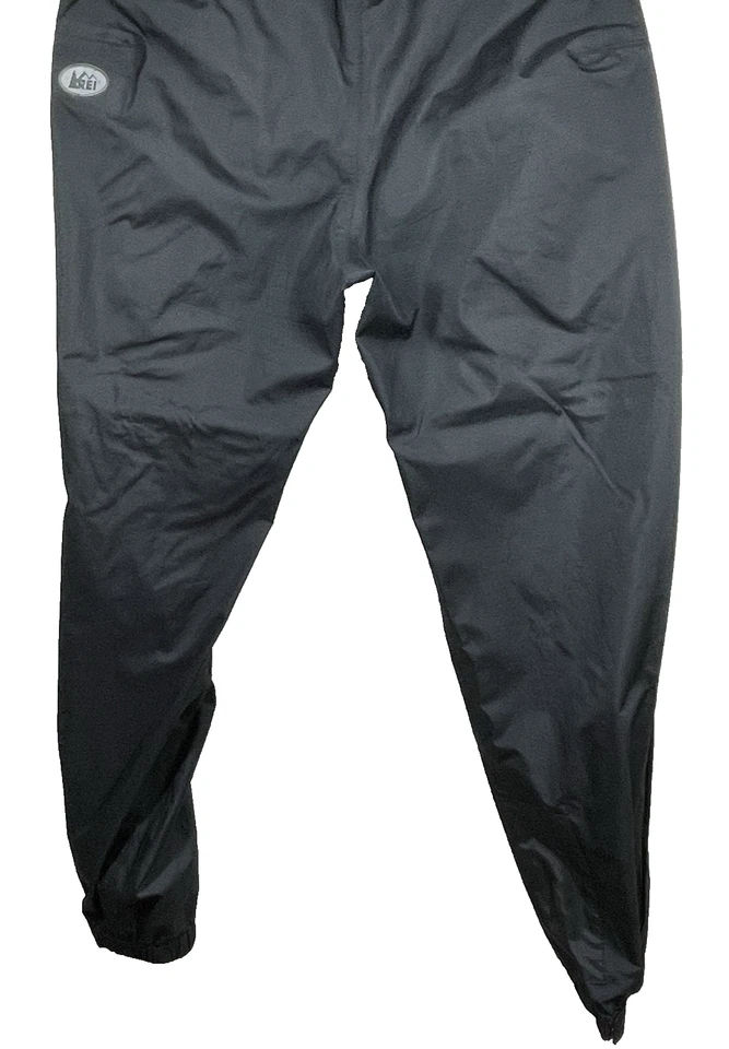 Calça REI leve impermeável preta com zíper tornozelo corta-vento feminina pequena caminhada - Imagem 2 de 4