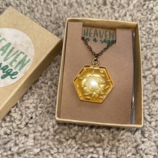 Real Dried Daisy Flower Necklace Resin Encased Pendant Gold Tone Chain