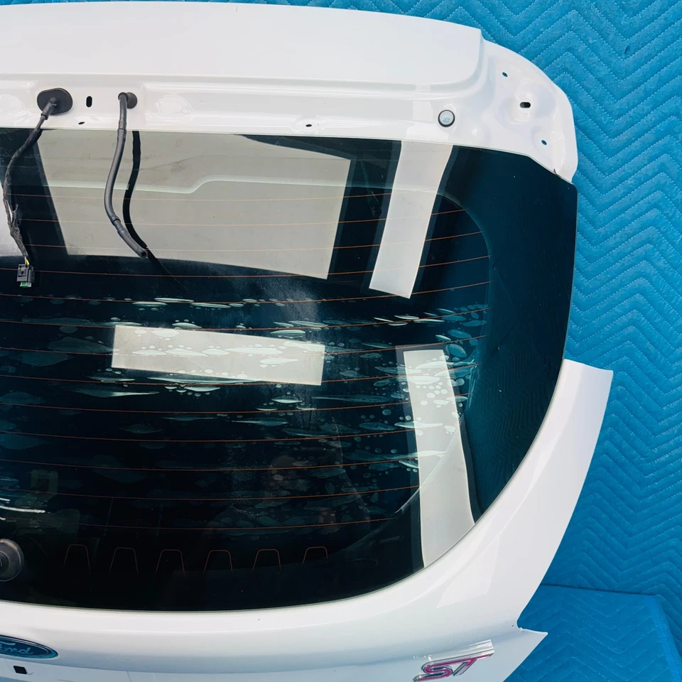 Conjunto de puerta levadiza maletero trasero Ford Focus ST 2.0 2015-2018 blanco OEM Foto 4 de 4