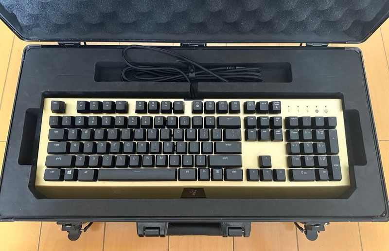 Razer BlackWidow x Chroma GOLD Mechanical Keyboard Limited Edition w/case