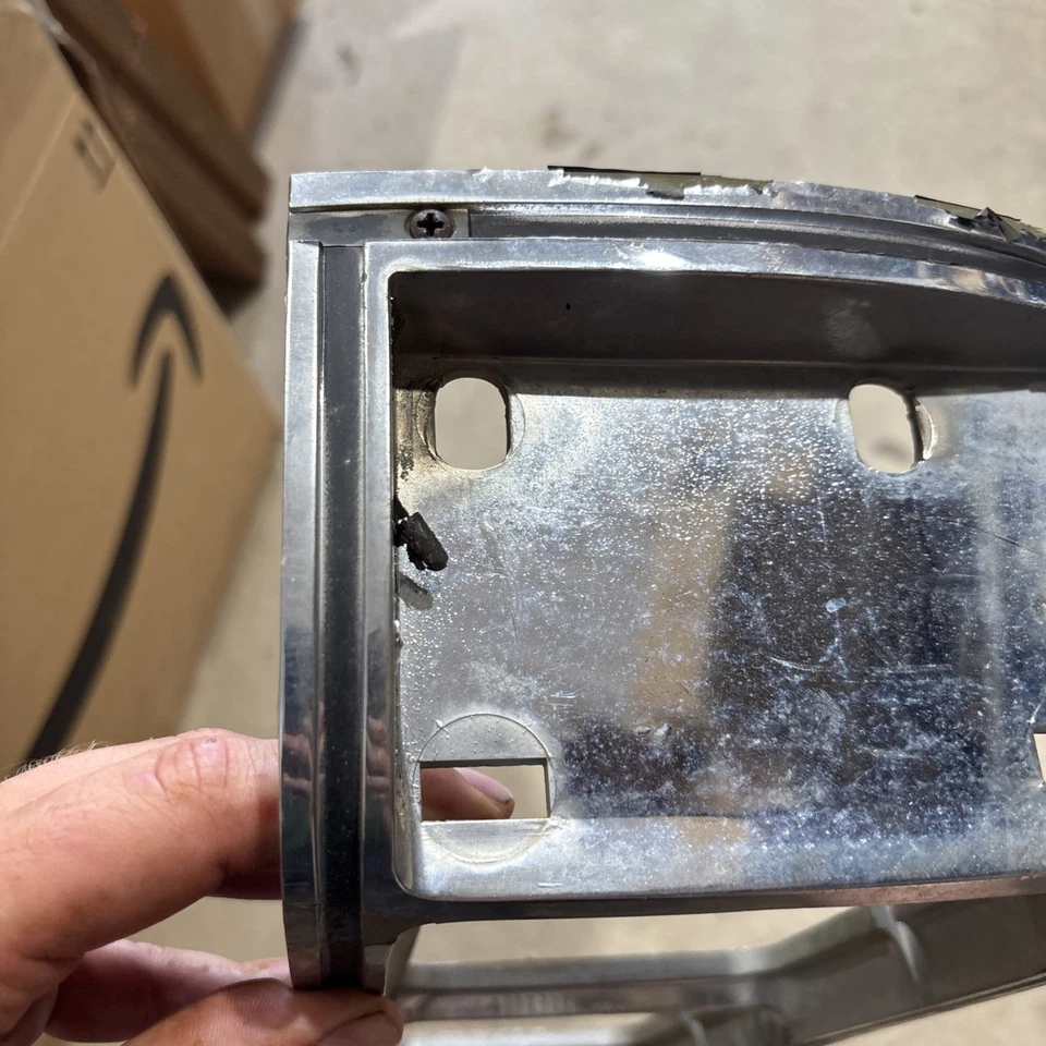 Olds 88 1976 Custom Cruiser Head Light Bisel diestro Borde Ochenta y ocho OEM 551760 76 Foto 3 de 4