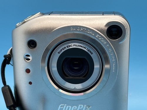Fujifilm FinePix F Series F601 Zoom 3.1MP Digital Camera - Metallic Silver - Picture 13 of 13