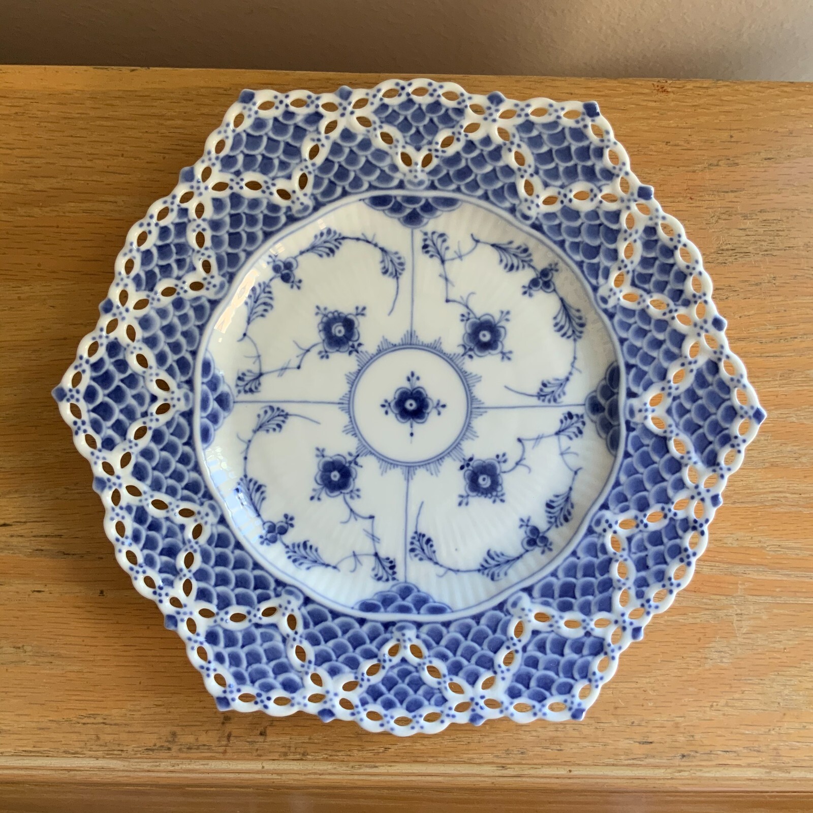 ROYAL COPENHAGEN PLATE FLOWER IN CENTER