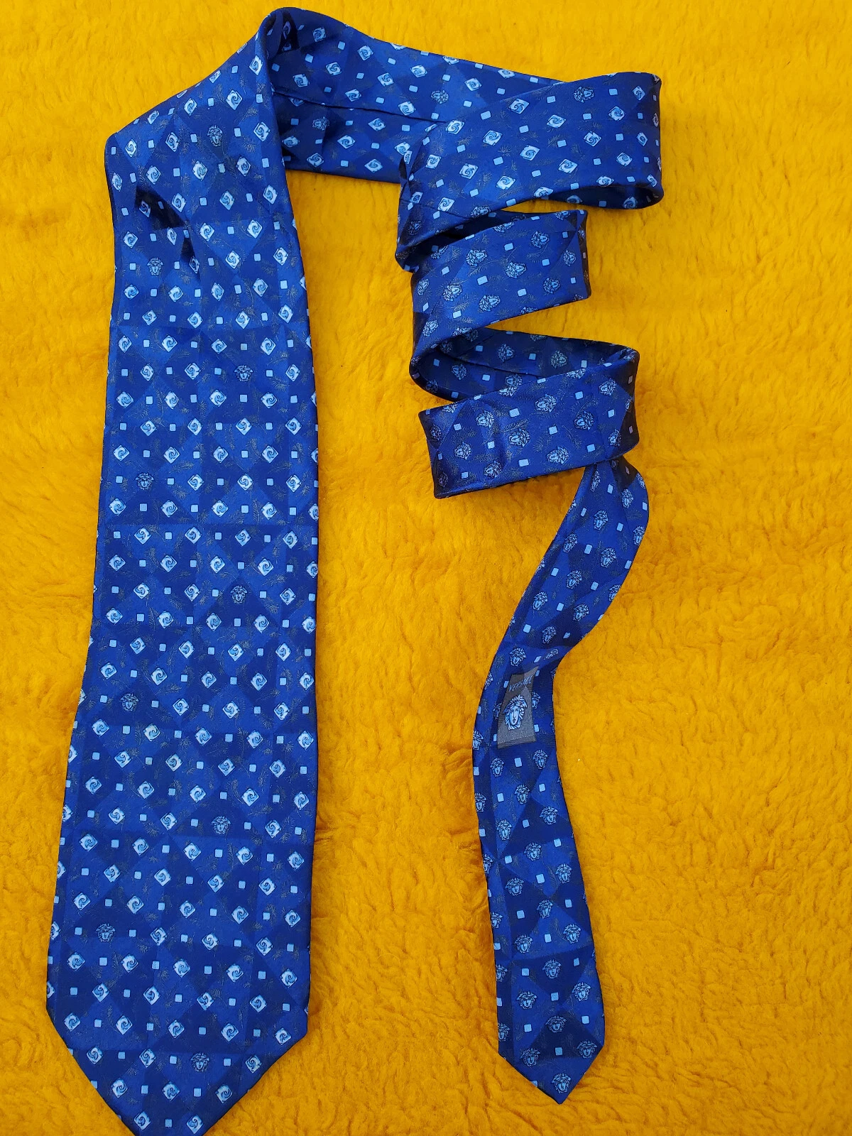 GIANNI VERSACE ~ CRAVATTA VINTAGE IN SETA ~ BLU SCURO E ORO OLIVA ~ MEDUSA ~ 58"