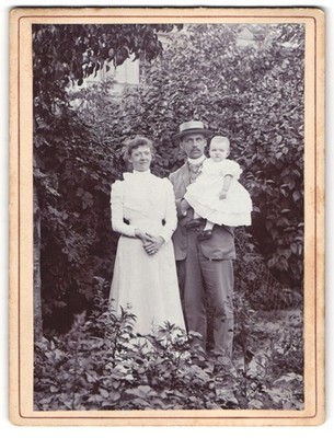 Fotografie Mutter und Vater mit der Tochter auf dem Arm, Mutterglück 