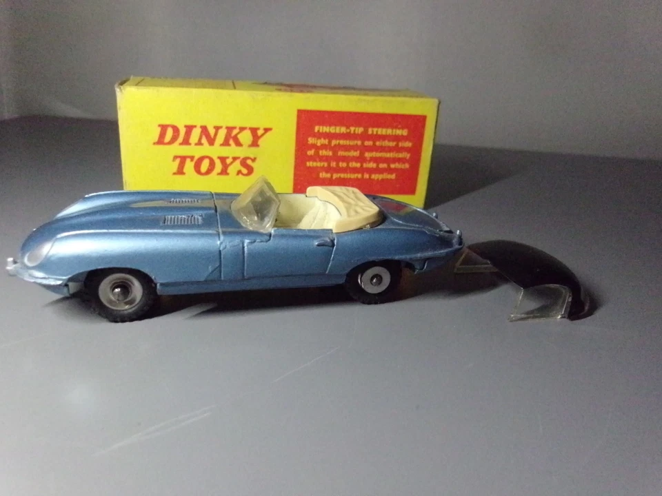 DINKY TOYS  Jaguar. "E" Type  scale 1/43  Made in England RARE COLOR - Immagine 3 di 4